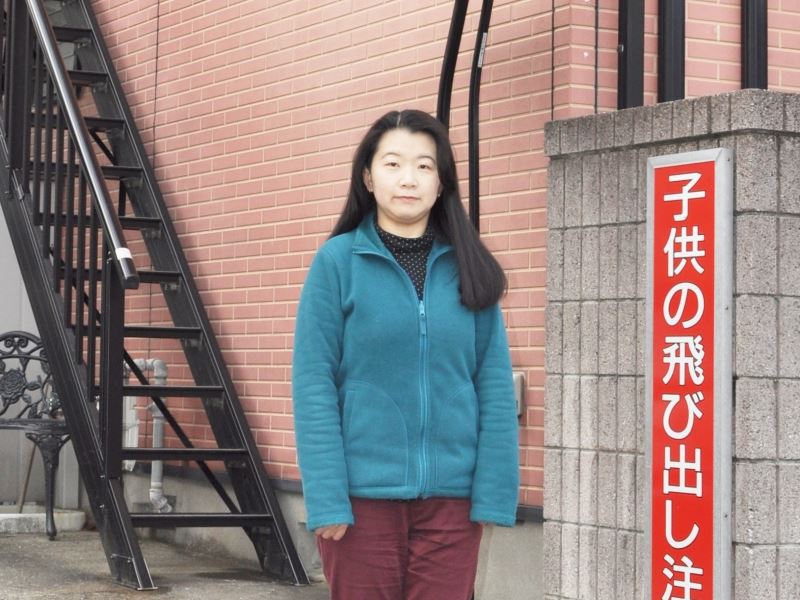 ２０１３年２月に撮った、金舜華先生が福岡市にある韓国語教室の前で立っている写真です。